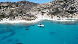 Die Küste von Milos auf der Segeltour rund um Milos nach Kleftiko mit Mittagessen & Schnorcheln mit Odysseus A Cruises Milos.