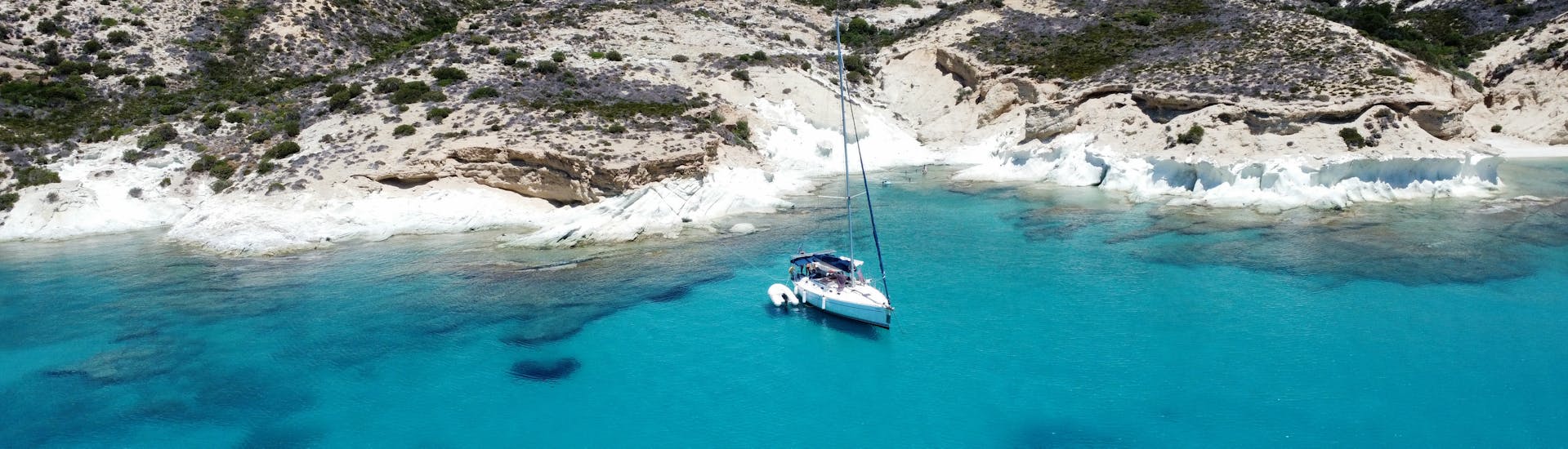 Die Küste von Milos auf der Segeltour rund um Milos nach Kleftiko mit Mittagessen & Schnorcheln mit Odysseus A Cruises Milos.