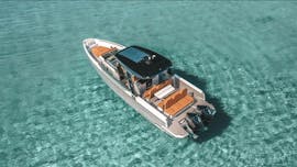 Das Speedboat, das Odysseus A Cruises Milos für ihre Bootstour zur Sikia Höhle & Kleftiko mit Mittagessen & Schnorcheln verwendet.
