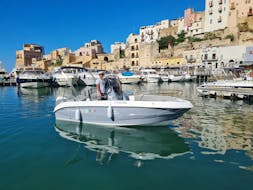 Una delle barche che potete noleggiare tramite il Noleggio barche a Castellammare del Golfo (fino a 7 persone) con Sicily Boat Dreams Castellammare.