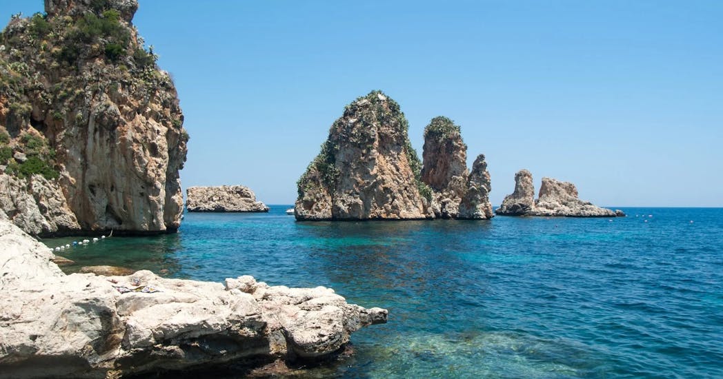 Vista dei Faraglioni di Scopello che possono essere visitati grazie al Noleggio gommoni a Castellammare del Golfo (fino a 7 persone) con Sicily Boat Dreams Castellammare.