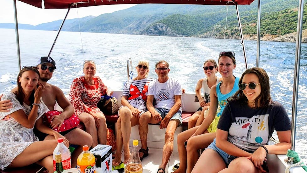 Gruppe genießt die Bootstour nach Beli mit Badestopps mit ML Aquatics Opatija.