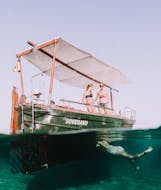 Leute haben Spaß, während ihrer Private Bootstour von Fornells mit Badestopps mit Binimar Menorca.