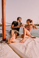 Wein trinkendes Pärchen auf ihrer privaten Bootstour von Fornells mit Badestopps & Sonnenuntergang mit Binimar Menorca