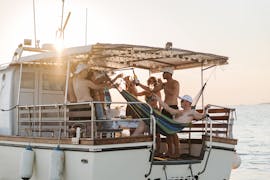 Un groupe fait la fête pendant une Balade privée en bateau depuis Pula le long de la côte istrienne avec Gurges Rent a Boat Pula.