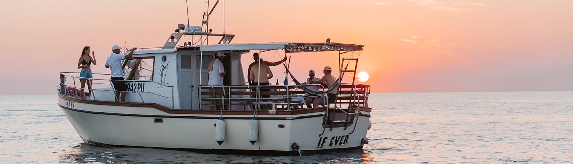 Gruppe genießt die Private Bootstour von Pula entlang der istrischen Küste mit Gurges Rent A Boat Pula.