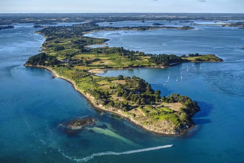 Vista de la île aux Moines durante la excursión en barco desde Port-Navalo por el Golfo de Morbihan con parada en la Île aux Moines de la Compagnie du Golfe.