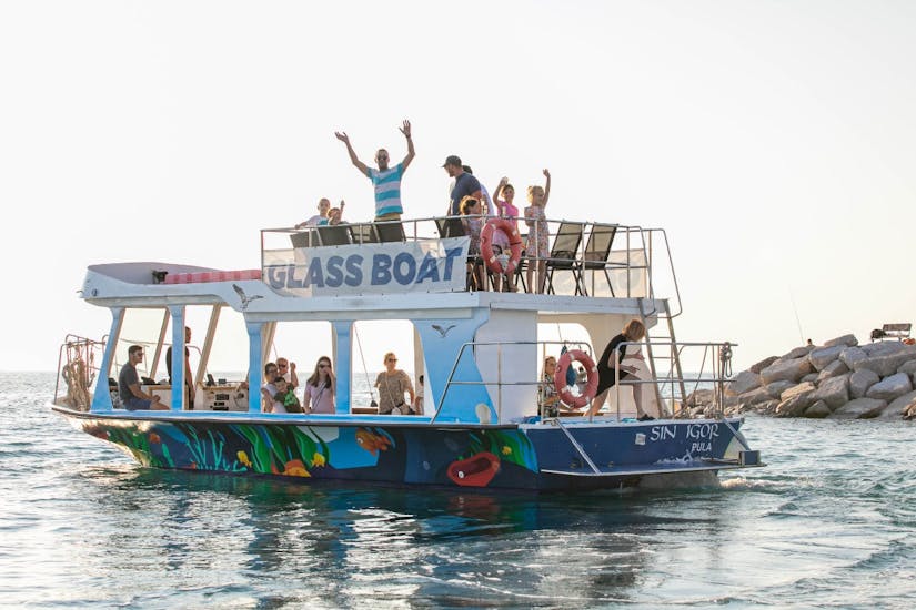 Gruppe startet die Bootstour bei Sonnenuntergang in einem Glasbodenboot rund um den Nationalpark Brijuni mit Rio Boat Pula.