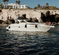 Paseo en barco privado de Ayia Napa a Konnos Beach con baño en el mar & al atardecer con Azure Yacht Club Cyprus.