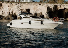 Gita privata in barca da Ayia Napa a Konnos Beach con bagno in mare e tramonto con Azure Yacht Club Cyprus.