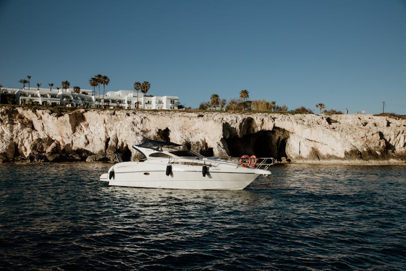 Boot vor der Küste während der privaten Luxus-Bootstour von Ayia Napa mit Schwimmen mit Azure Yacht Club Cyprus.