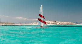 Un barco de vela navegando hacia la isla de S'Espalmador en Formentera durante un paseo privado en barco con Wet4fun Formentera.