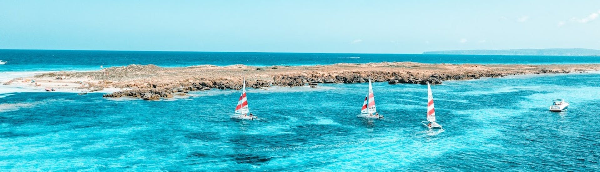 Vista aérea de un paseo privado en barco de vela desde Es Pujols con parada en S'Espalmador con Wet4Fun Formentera.