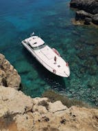 Privé boottocht van Ayia Napa naar Konnos Beach met zwemmen & zonsondergang met Azure Yacht Club Cyprus.