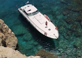 Gita privata in barca da Ayia Napa a Konnos Beach con bagno in mare e tramonto con Azure Yacht Club Cyprus.