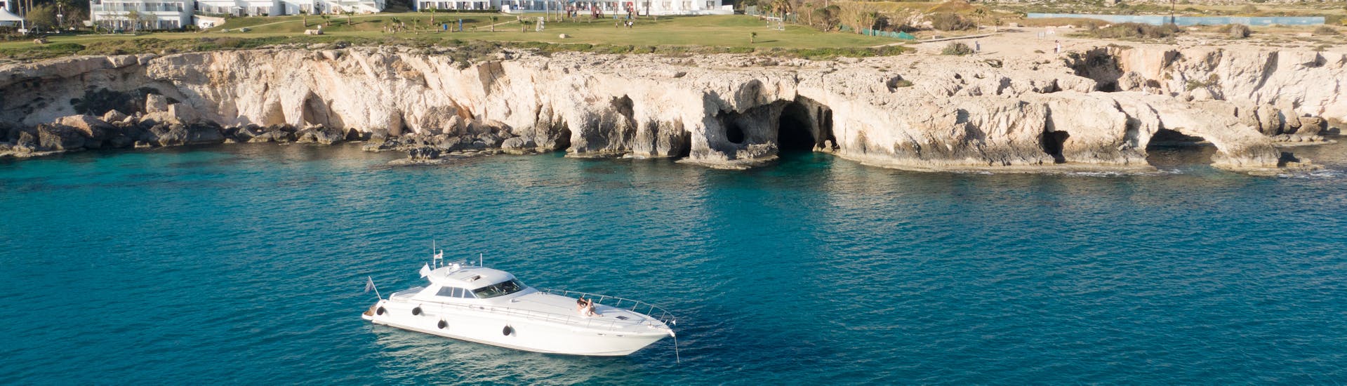 Luxus-Yacht in blauem Wasser, die für die private Bootstour von Ayia Napa zum Kap Greco & zur blauen Lagune mit Azure Yacht Club Cyprus verwendet wird.