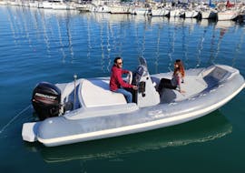 Le bateau Trimarchi 580 disponible lors de la Location de bateau semi-rigide à Alghero (jusqu'à 8 pers.) avec Ares Turismo Alghero.