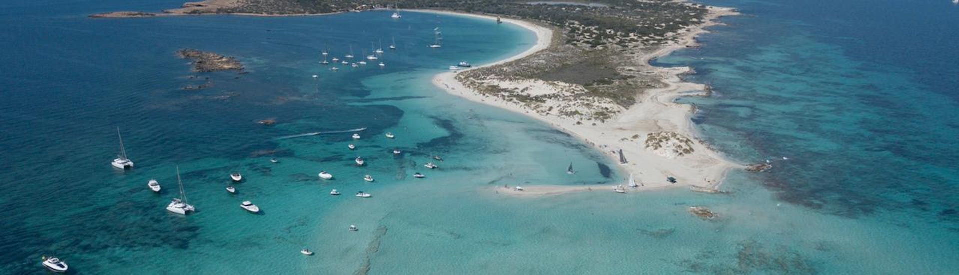 Imagen aérea de una de las zonas de Formentera que puedes visitar con el alquiler de catamarán para 5 personas con licencia de Wet4Fun Formentera