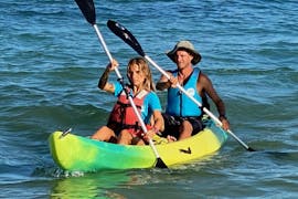 Una pareja remando durante un día de Kayak de alquiler en la playa de Es Pujols en Formentera con Wet4 Fun Formentera.