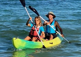Una pareja remando durante un día de Kayak de alquiler en la playa de Es Pujols en Formentera con Wet4 Fun Formentera.