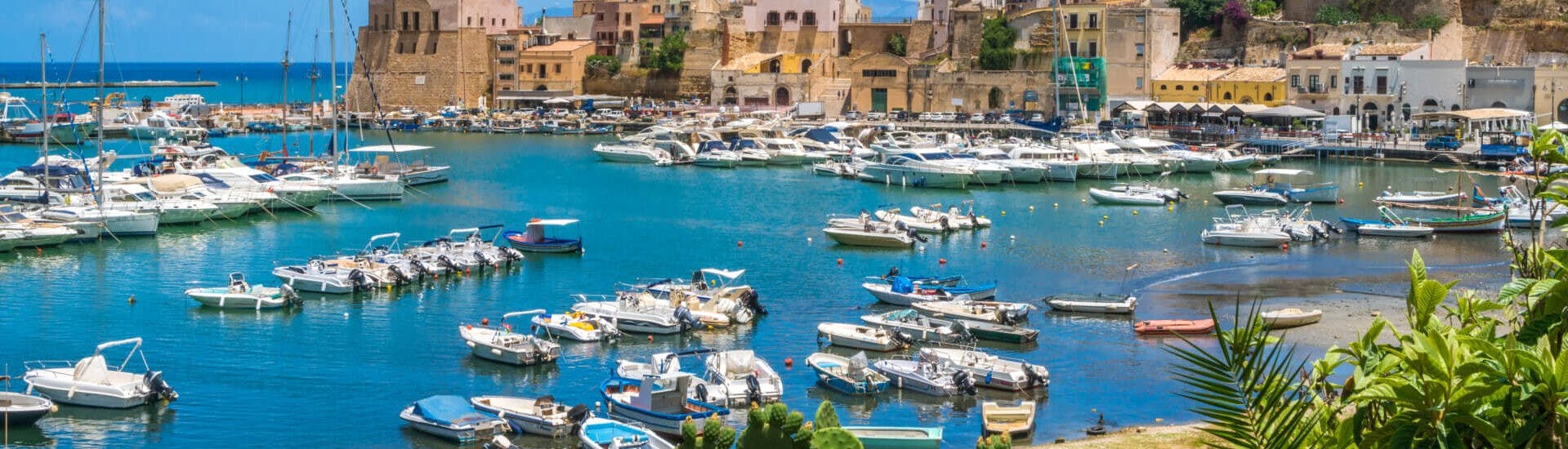 Vista del puerto durante la Excursión Privada en Barco desde Castellammare del Golfo a la Riserva dello Zingaro con Passione Blue Castellammare del Golfo.