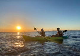 Some people at sunset on a guided kayak trip in the Bay of Es Pujols and Punta Prima in Formentera with Wet4fun Formentera.