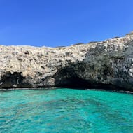 Una de las cuevas que puede visitar durante una excursión en barco desde Santa Maria di Leuca a las Cuevas Marinas con Apéritif con Nautica Marilor Leuca.