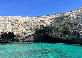 Una de las cuevas que puede visitar durante una excursión en barco desde Santa Maria di Leuca a las Cuevas Marinas con Apéritif con Nautica Marilor Leuca.