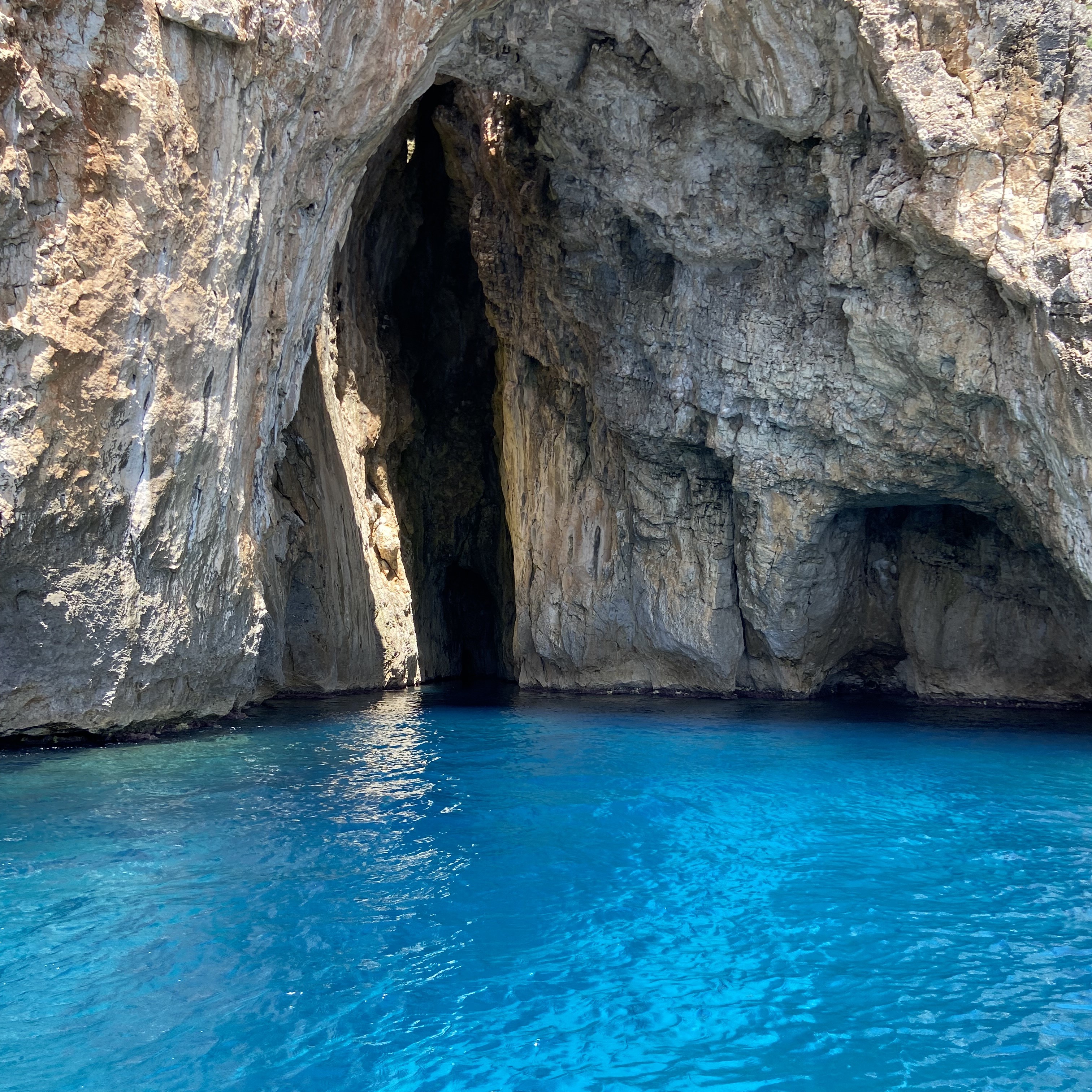 Una de las cuevas que puede visitar durante una excursión en barco privado desde Santa Maria di Leuca a las cuevas marinas con aperitivo con Nautica Marilor Leuca.
