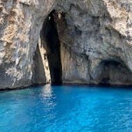 Una delle grotte che potete visitare grazie al Giro in barca privata alle grotte di Santa Maria di Leuca con aperitivo con Nautica Marilor Leuca.