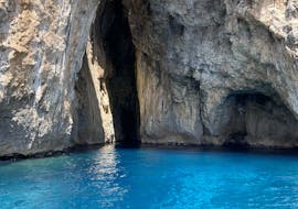 Una de las cuevas que puede visitar durante una excursión en barco privado desde Santa Maria di Leuca a las cuevas marinas con aperitivo con Nautica Marilor Leuca.