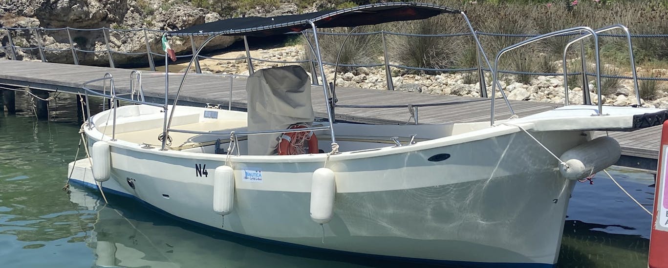 The boat used by Nautica Marilor during the private Boat trip from Santa Maria di Leuca to the Sea Caves with Apéritif.