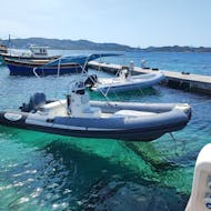 Eines der genutzten RIB-Boote, die von Bi.Pe.De La Maddalena während der Bootsverleih in La Maddalena (bis zu 6 Personen) - Palau, La Maddalena & Insel Budelli - Pink Beach mit Bi.Pe.De. La Maddalena.