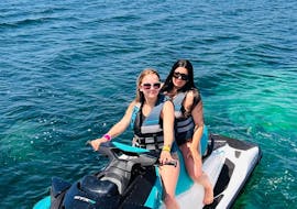 Dos amigas en Ibiza disfrutando de un circuito en moto de agua desde Playa d' en Bossa con Enjoy Watersports Ibiza.