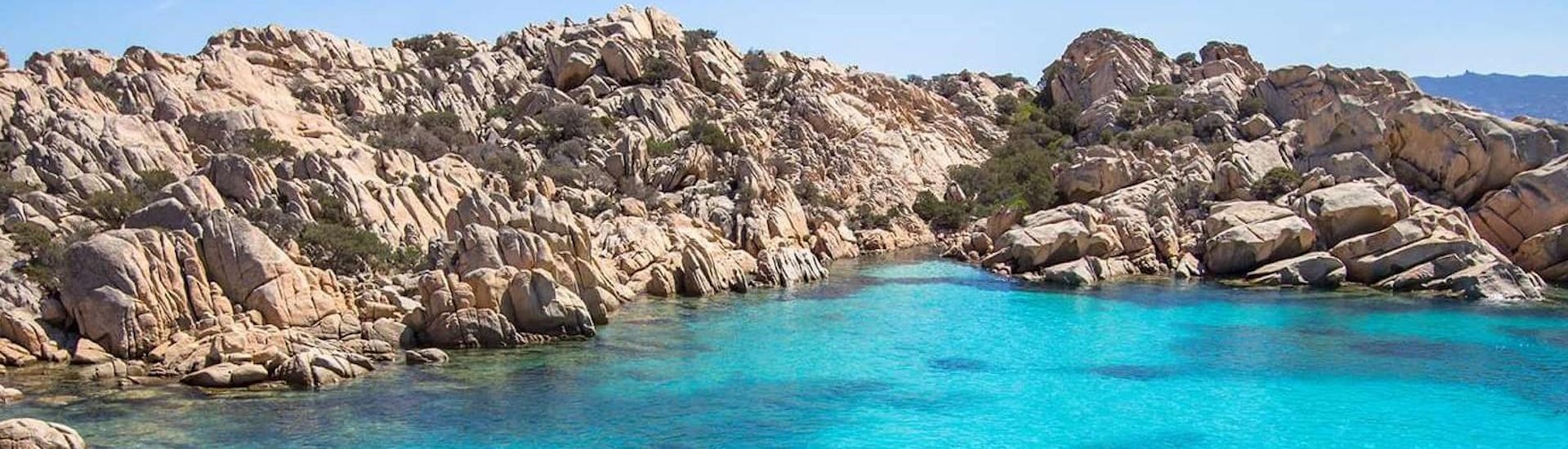 Die Küste von Sardininen vom Meer aus gesehen während derBootsverleih in La Maddalena (bis zu 8 Personen) - Palau, La Maddalena & Insel Budelli - Pink Beach.