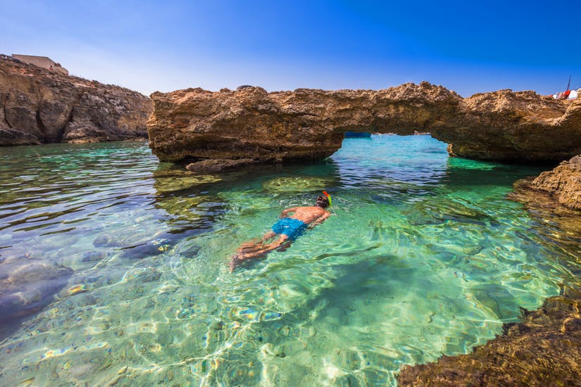Un ragazzo che si diverte durante lo Snorkeling da St. Julian's a Il-Hofriet e St. Peter’s Pool con Sun & Fun Watersports Malta.