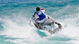 Un homme pilotant le jet ski lors de la Randonnée en jet ski de St. Julian's à la baie de St. Paul's ou à Il-Hofriet avec Sun & Fun Watersport Malte.