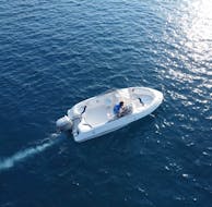 VIsta dalla barca durante il Noleggio barche dalla spiaggia di Traganou (fino a 6 persone) senza patente con Traounou Water Sports & Boats.
