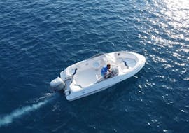 VIsta dalla barca durante il Noleggio barche dalla spiaggia di Traganou (fino a 6 persone) senza patente con Traounou Water Sports & Boats.