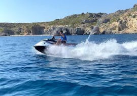 Delle persone guidano le Moto d'acqua dalla spiaggia di Traganou con Traounou Water Sports & Boats.