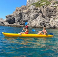 Deux femmes faisant une Location de canoës sur la plage de Traganou avec Traounou Water Sports & Boats.
