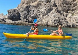 Dos mujeres alquilan una canoa en la playa de Traganou con Traounou Water Sports & Boats.