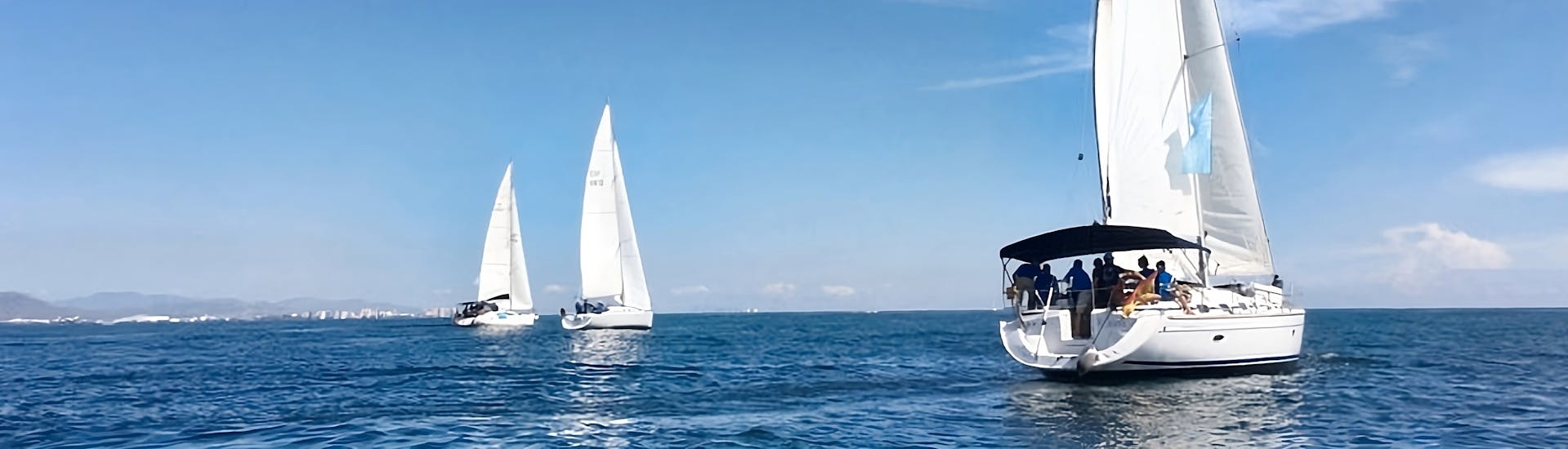 Imagen de algunos de los veleros de Alfa Nautica Valencia durante un paseo en barco velero por la costa de Valencia.