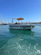 Uno de los barcos de alquiler sin licencia de Alfa Nautica Valencia ya preparado para salir a navegar con un límite de hasta 6 personas.
