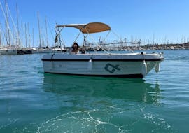 L'un des bateaux de location sans permis d'Alfa Nautica Valencia, prêt à naviguer pour un maximum de 6 personnes.