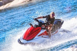 Una donna si diverte durante il Noleggio moto d'acqua a Valencia con Alfa Nautica Valencia
