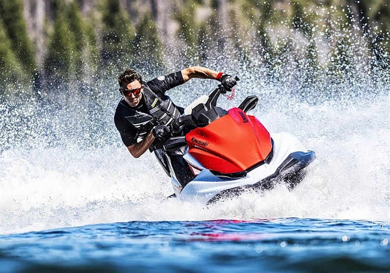 A man on a jet ski navigating at full speed in Valencia with Alfa Náutica Valencia.