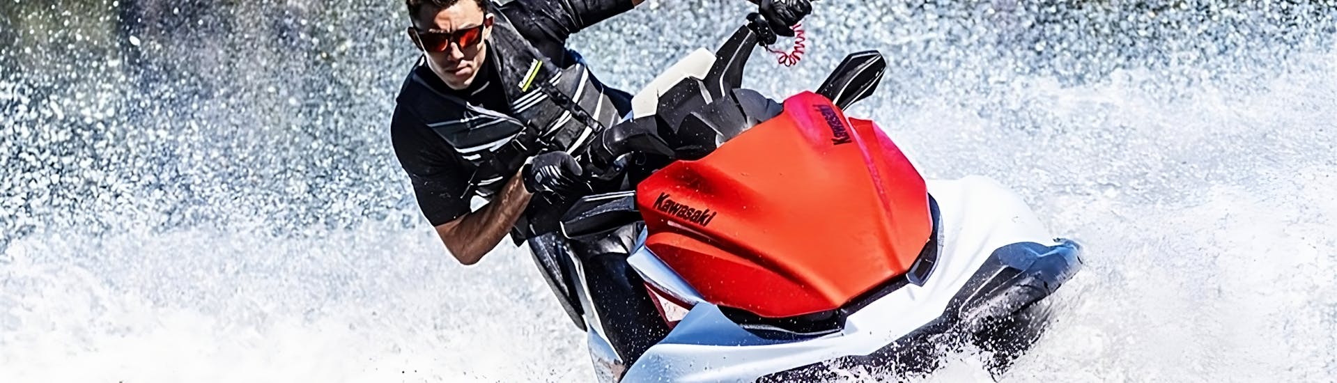 Un hombre sobre una moto de agua navegando a toda velocidad en Valencia con Alfa Náutica Valencia.