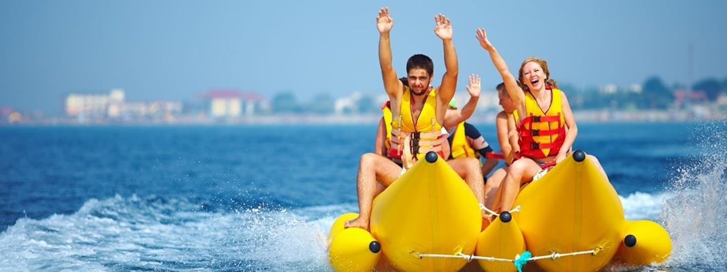A group of friends having fun together in the banana boat in Valencia with Alfa Náutica Valencia.