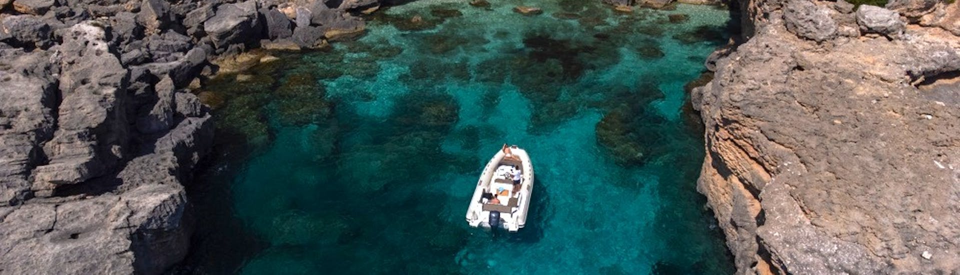 Unser Boot in einer Bucht mit kristallklarem Wasser während des RIB Bootsverleih in Cala Gonone (bis zu 5 Personen)